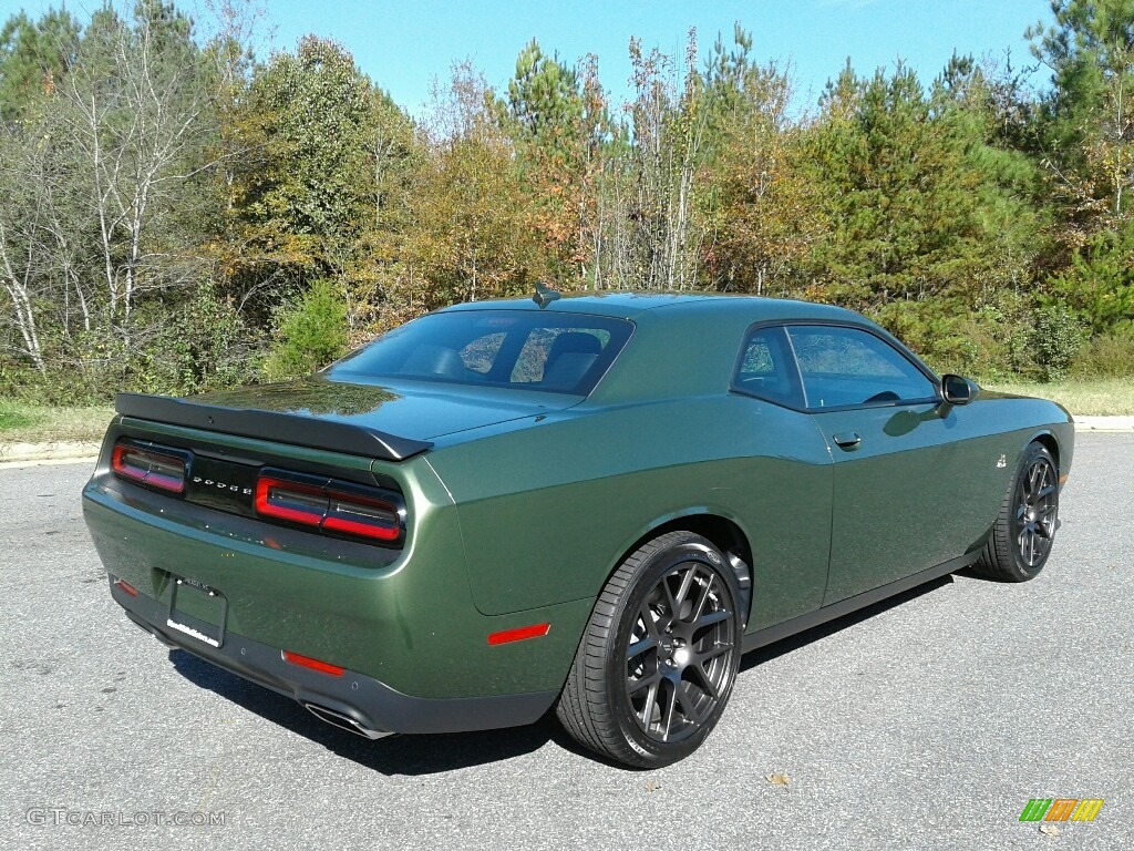 Dodge Challenger 2018 F8 Green. 