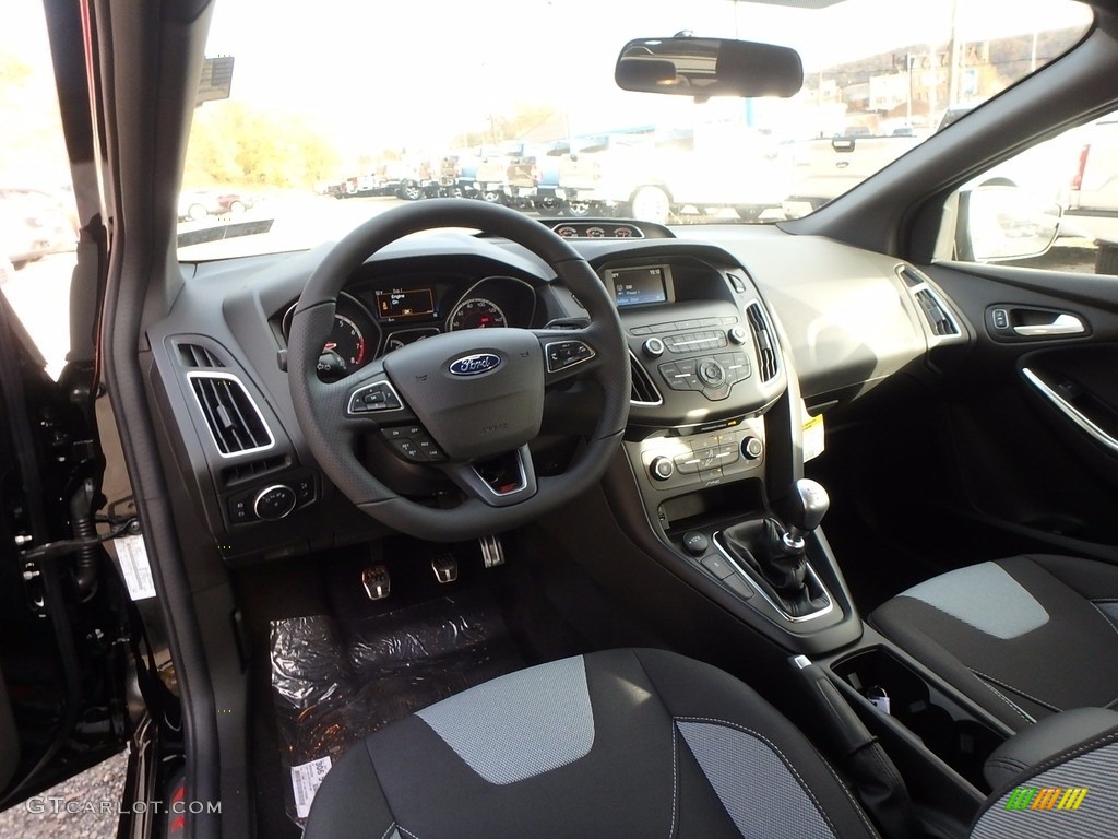 Charcoal Black Interior 2018 Ford Focus ST Hatch Photo #123843096
