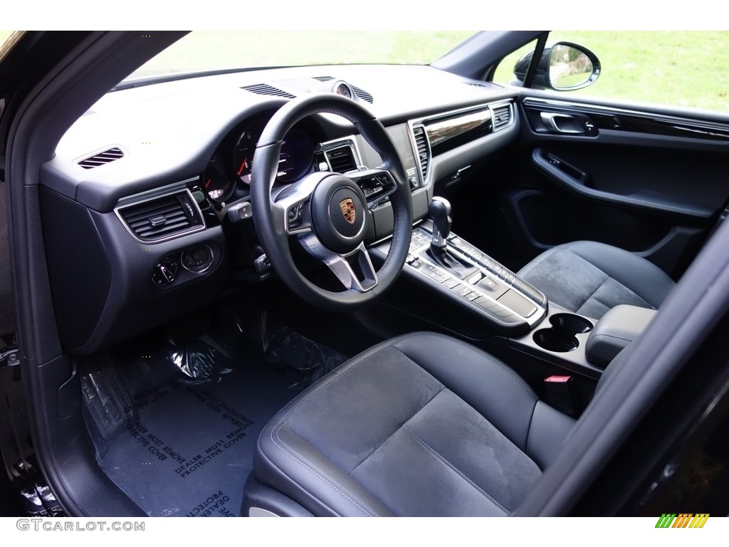 Black w/Alcantara Interior 2017 Porsche Macan Standard Macan Model Photo #123873109