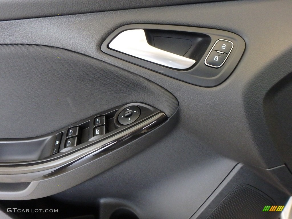 2018 Focus Titanium Hatch - White Gold / Charcoal Black photo #9