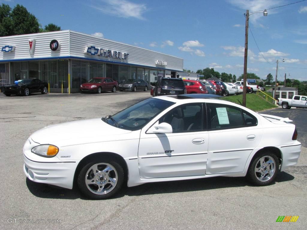 2002 Grand Am GT Sedan - Arctic White / Dark Pewter photo #1