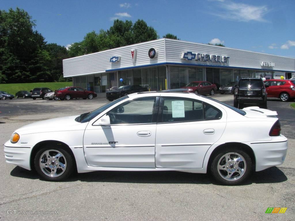 2002 Grand Am GT Sedan - Arctic White / Dark Pewter photo #2