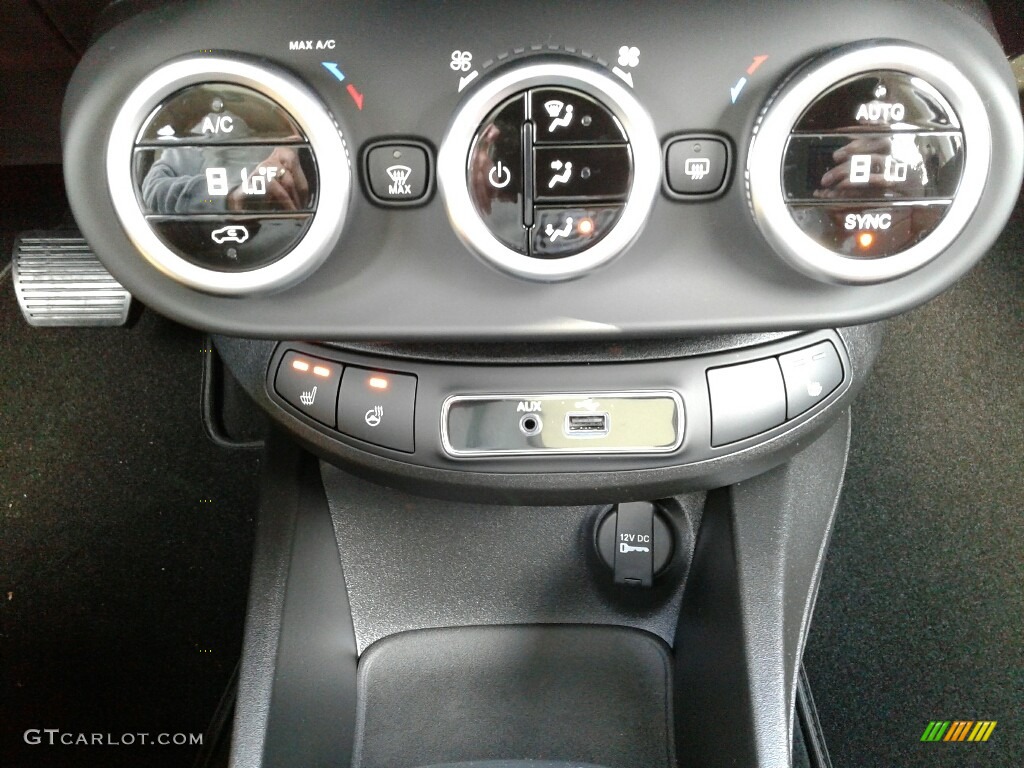 2017 Fiat 500X Lounge AWD Controls Photos