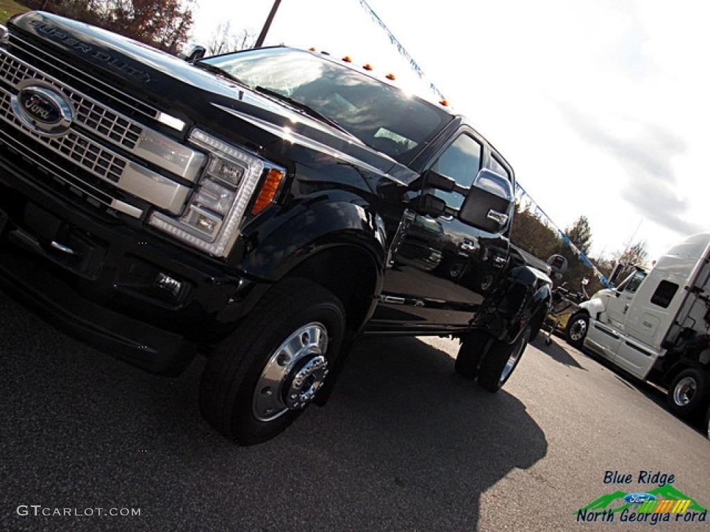 2017 F450 Super Duty Platinum Crew Cab 4x4 - Shadow Black / Black photo #35
