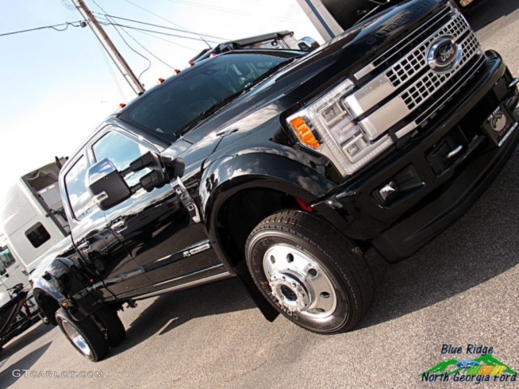 2017 F450 Super Duty Platinum Crew Cab 4x4 - Shadow Black / Black photo #36