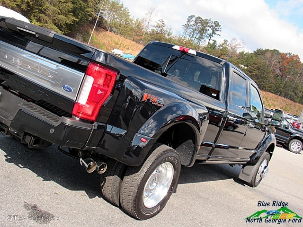 2017 F450 Super Duty Platinum Crew Cab 4x4 - Shadow Black / Black photo #37