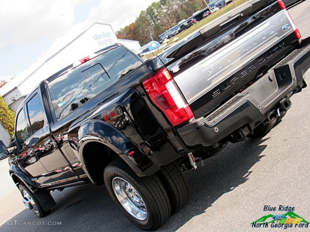 2017 F450 Super Duty Platinum Crew Cab 4x4 - Shadow Black / Black photo #38