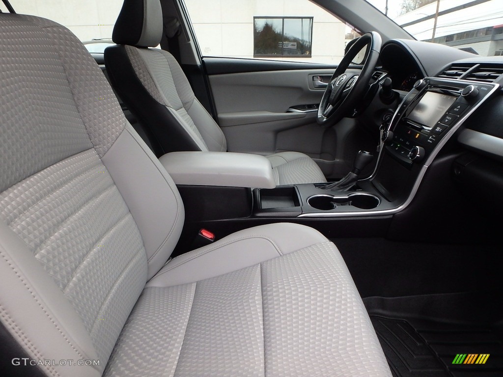 2015 Toyota Camry SE Front Seat Photo #123959640