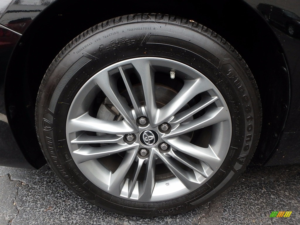 2015 Toyota Camry SE Wheel Photos