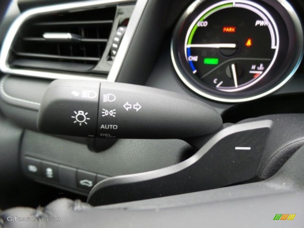 2018 Toyota Camry Hybrid SE Controls Photo #123960282