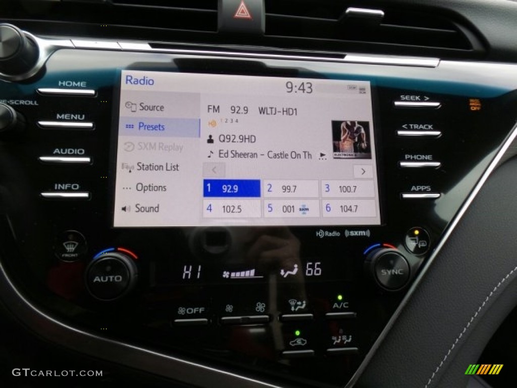 2018 Toyota Camry Hybrid SE Controls Photo #123960345