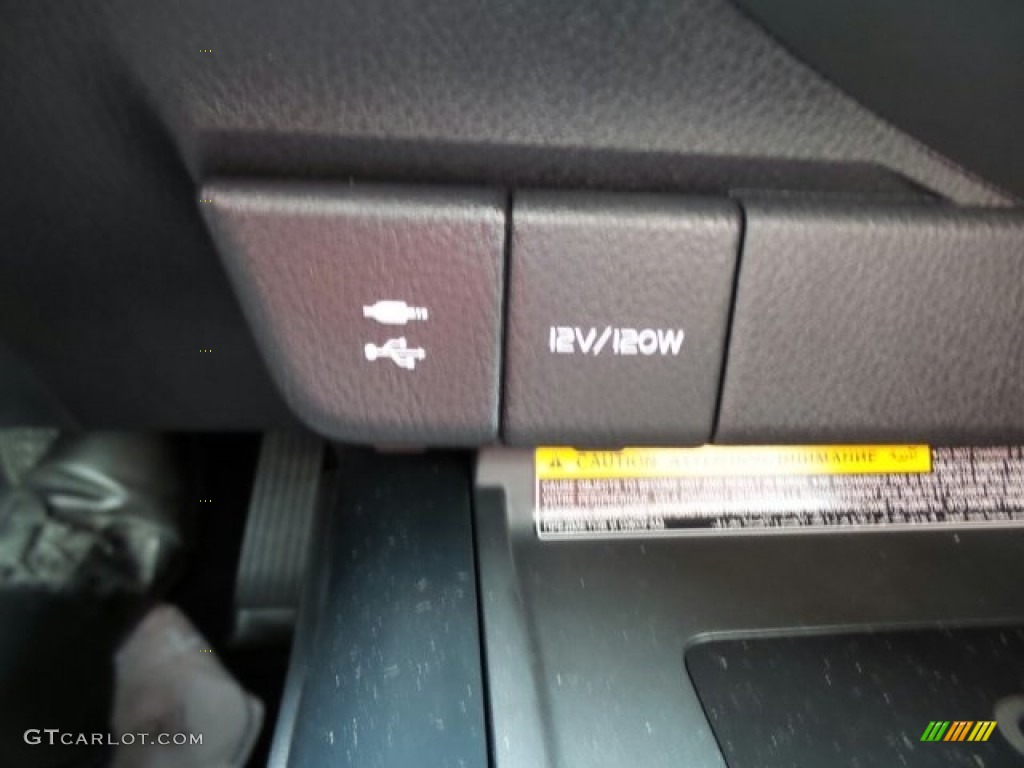 2018 Toyota Camry Hybrid SE Controls Photo #123960366