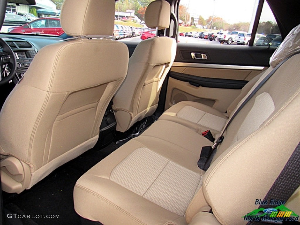 2017 Explorer FWD - Oxford White / Medium Light Camel photo #11
