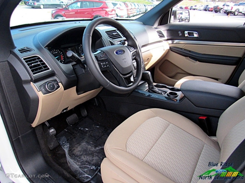 2017 Explorer FWD - Oxford White / Medium Light Camel photo #28