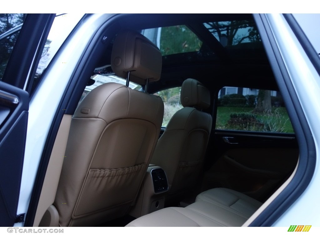 Black/Luxor Beige w/Alcantara Interior 2017 Porsche Macan Standard Macan Model Photo #123978889