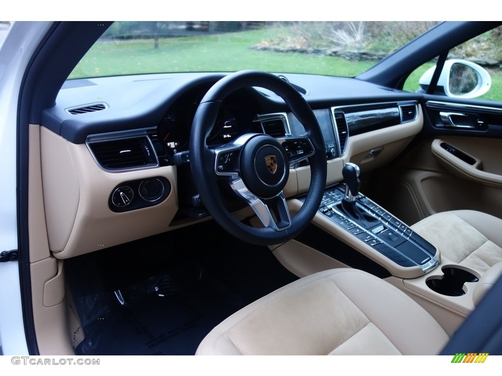 Black/Luxor Beige w/Alcantara Interior 2017 Porsche Macan Standard Macan Model Photo #123978919