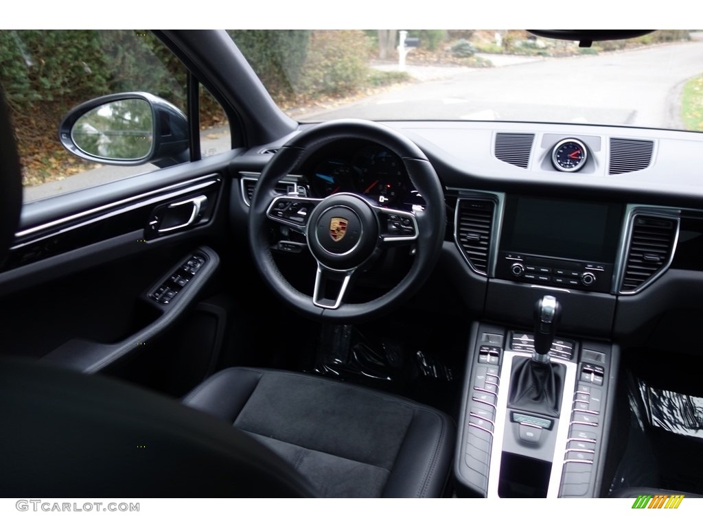 2017 Porsche Macan Standard Macan Model Black w/Alcantara Dashboard Photo #123979405