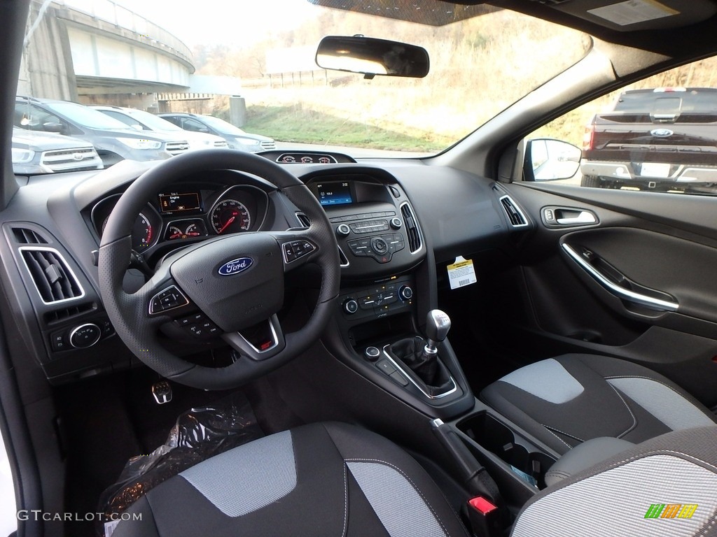 Charcoal Black Interior 2018 Ford Focus ST Hatch Photo #124021042