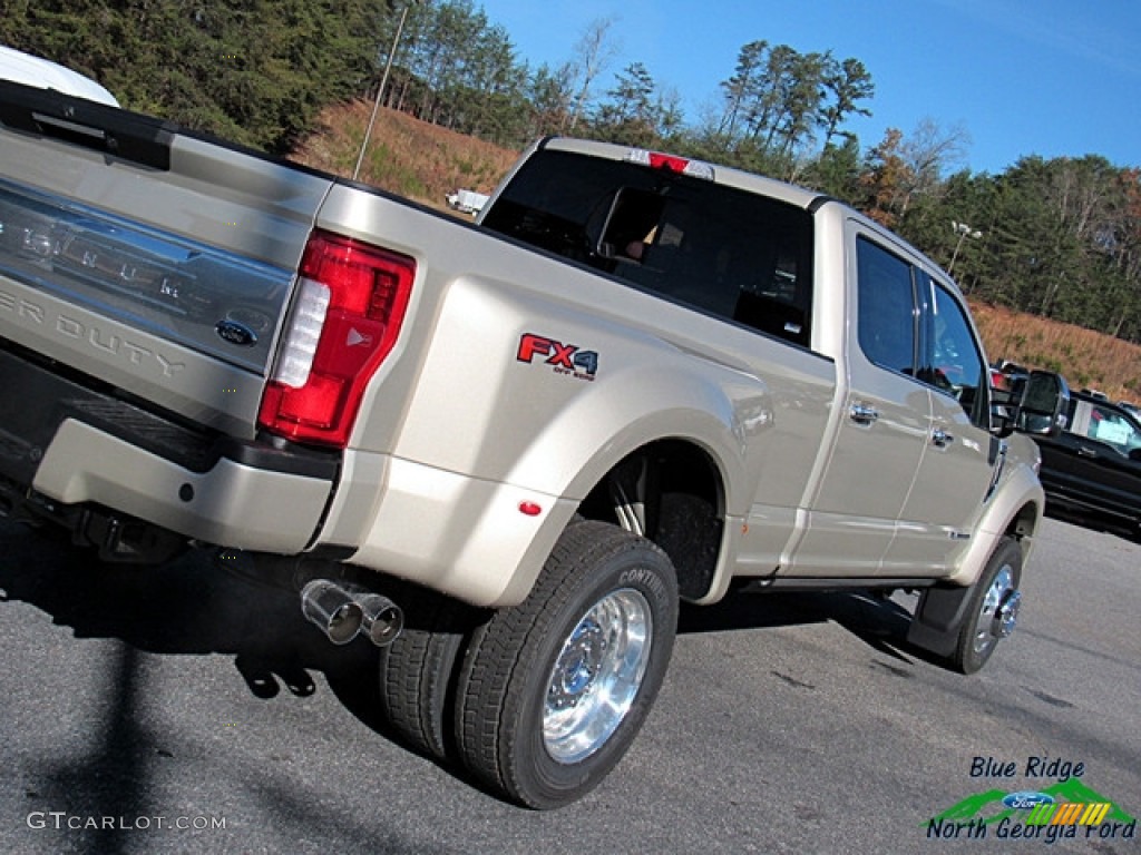 2017 F450 Super Duty Platinum Crew Cab 4x4 - White Gold / Black/Brunello photo #37