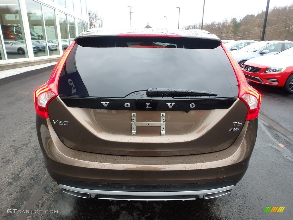2018 Volvo V60 Cross Country T5 AWD Marks and Logos Photo #124048837