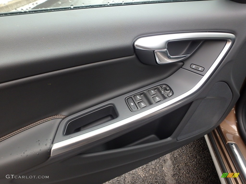 2018 Volvo V60 Cross Country T5 AWD Off Black Door Panel Photo #124049062