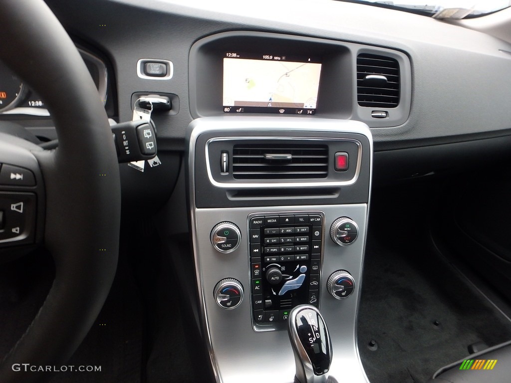 2018 Volvo V60 Cross Country T5 AWD Controls Photo #124049173