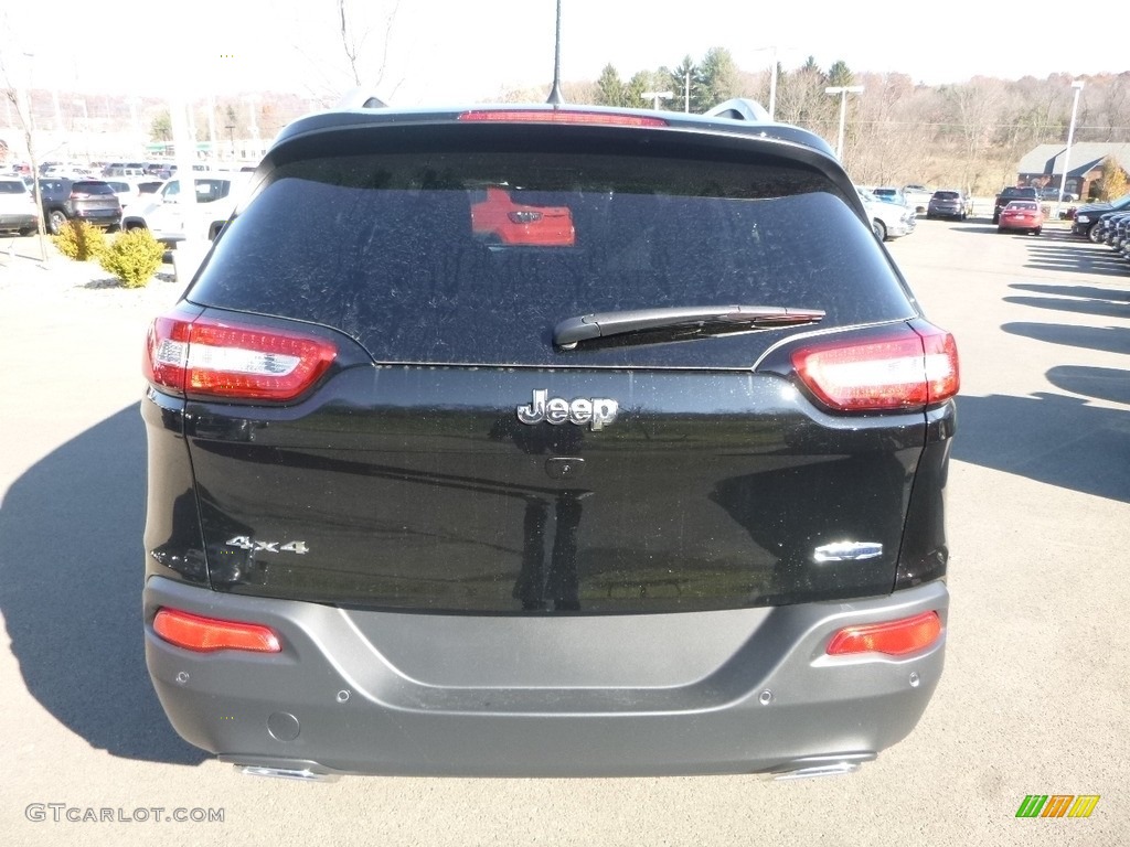 2018 Cherokee Latitude Plus 4x4 - Diamond Black Crystal Pearl / Black photo #4