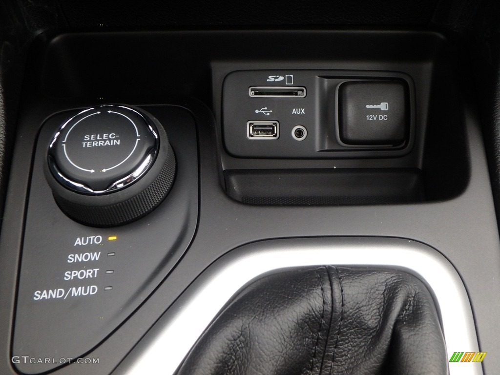 2018 Jeep Cherokee Overland 4x4 Controls Photos