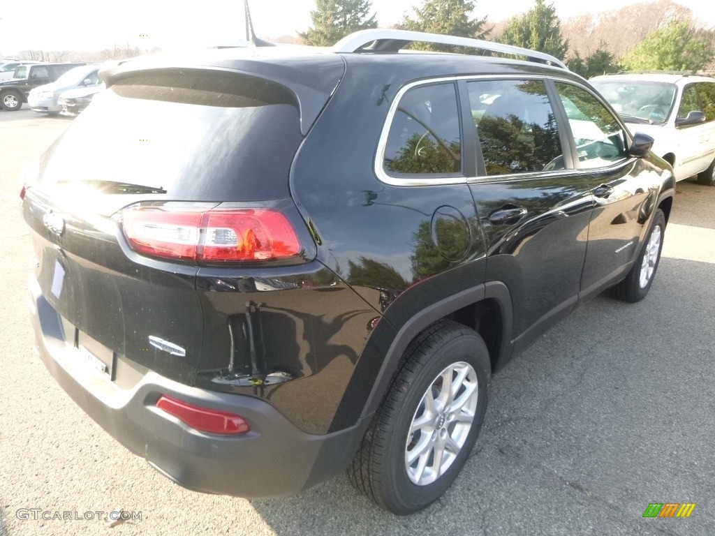 2018 Cherokee Latitude Plus 4x4 - Diamond Black Crystal Pearl / Black photo #5