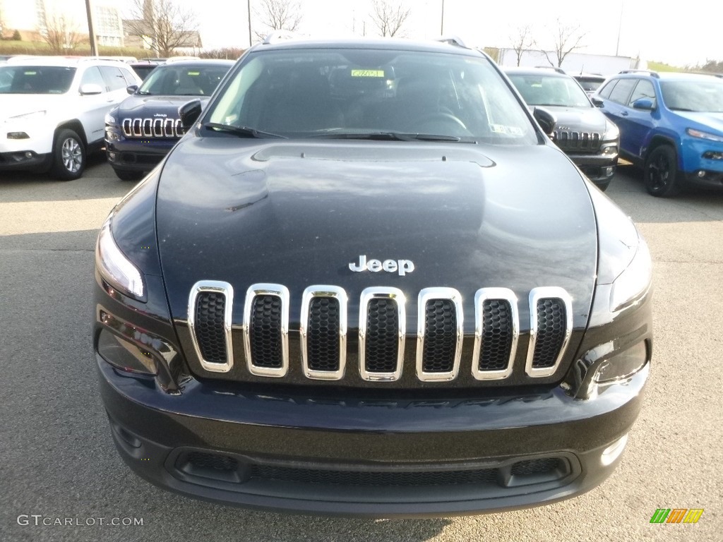 2018 Cherokee Latitude Plus 4x4 - Diamond Black Crystal Pearl / Black photo #8