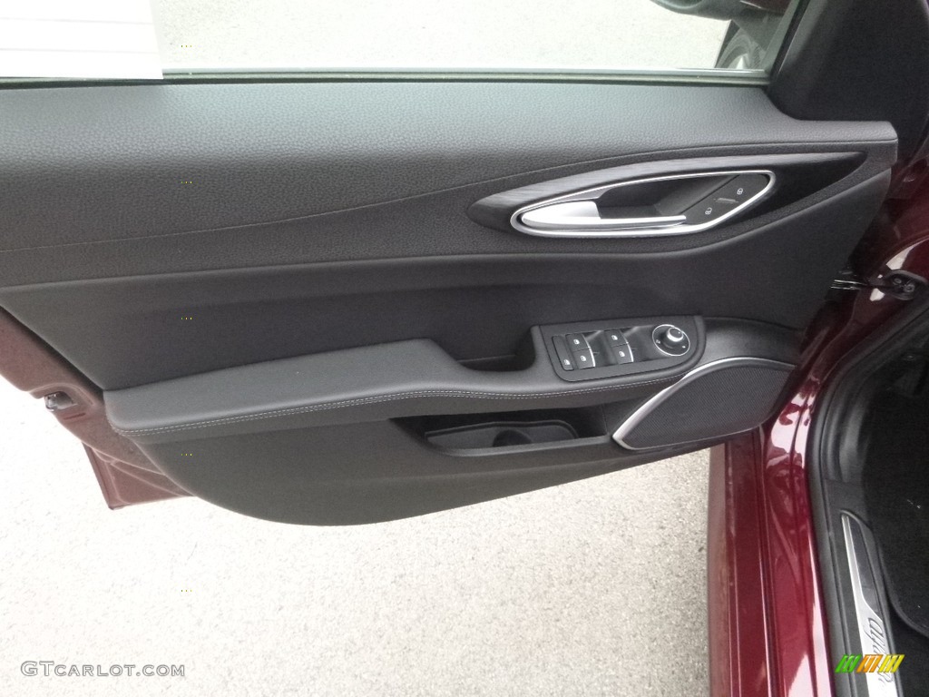 2018 Alfa Romeo Giulia AWD Door Panel Photos