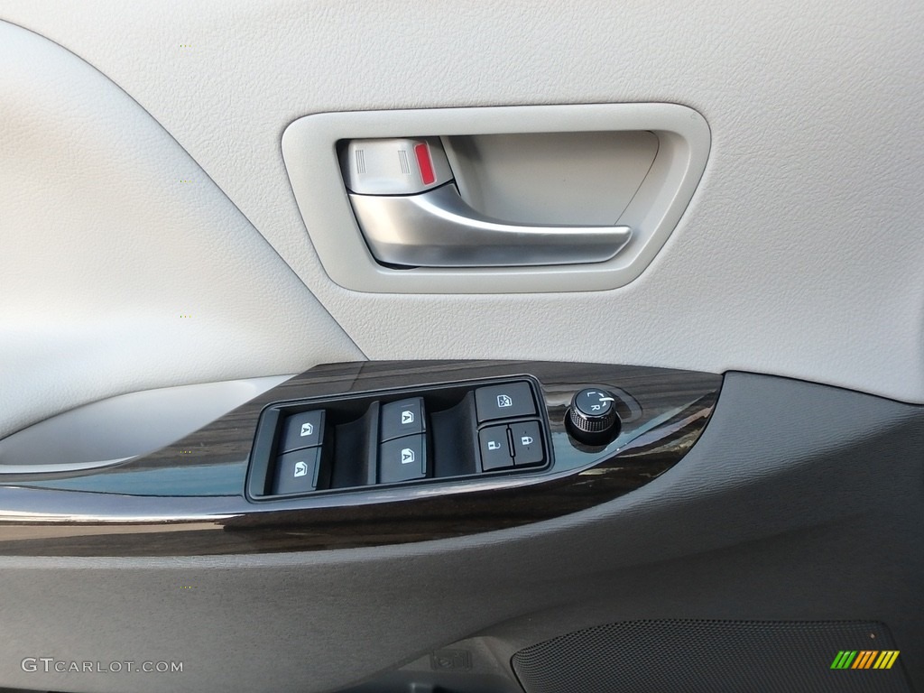 2018 Toyota Sienna XLE AWD Controls Photo #124179398