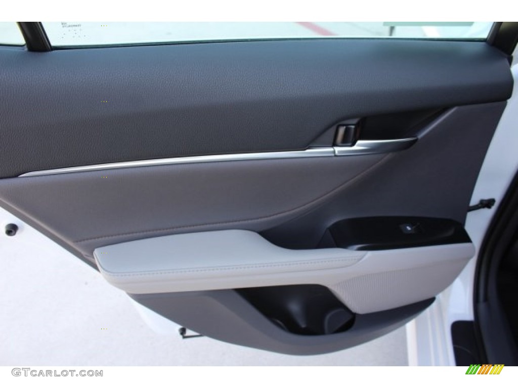 2018 Camry XLE - Wind Chill Pearl / Ash photo #26