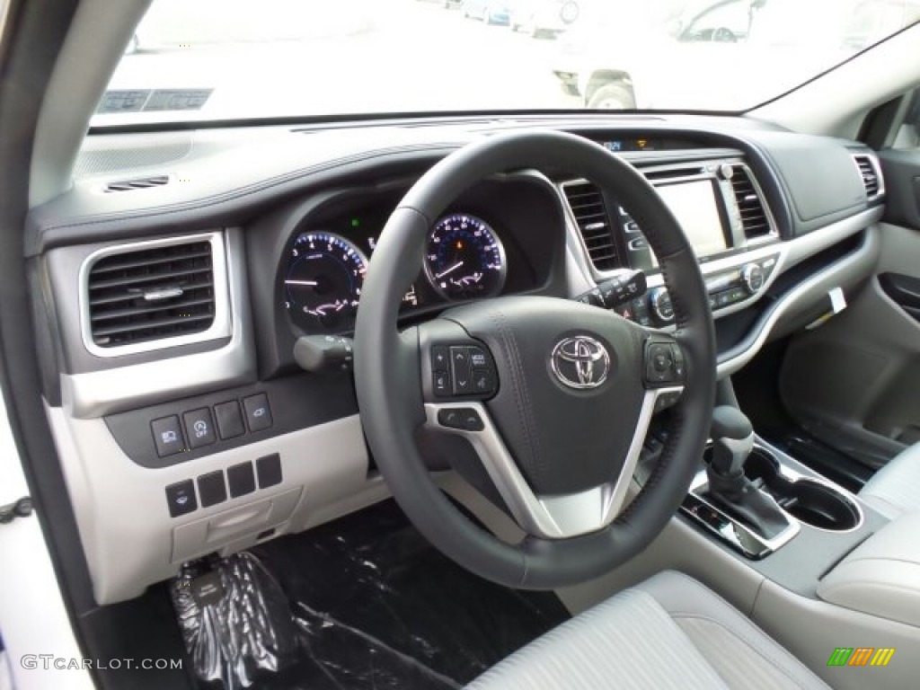 2018 Toyota Highlander LE AWD Dashboard Photos