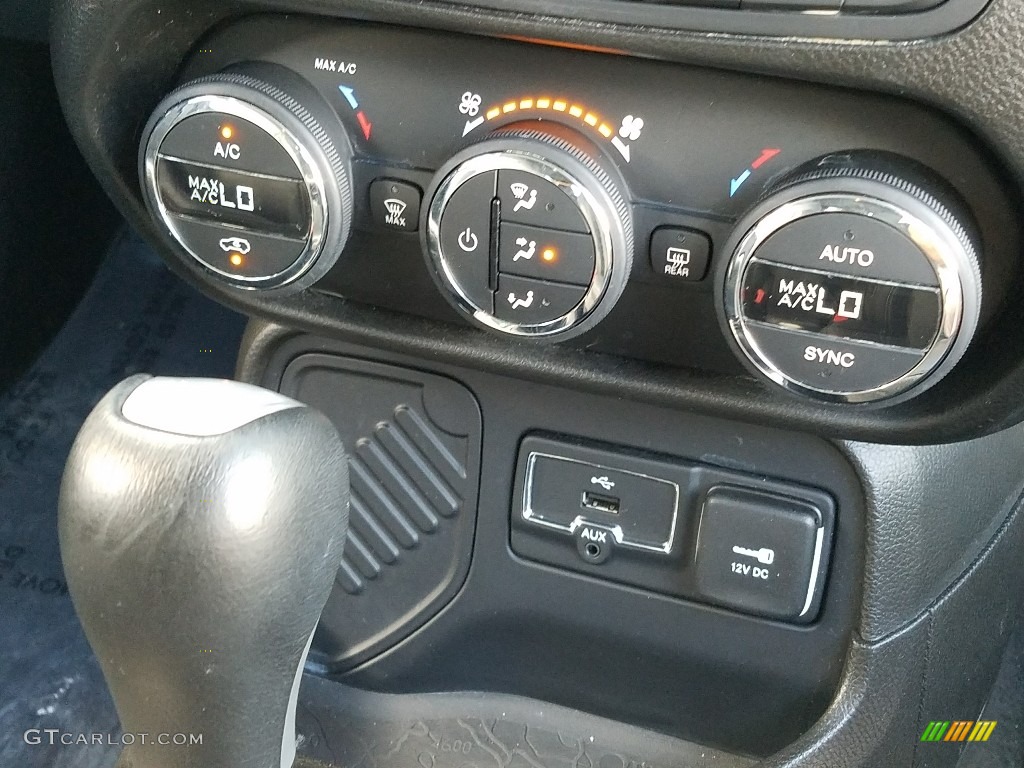 2017 Jeep Renegade Limited Controls Photo #124257569