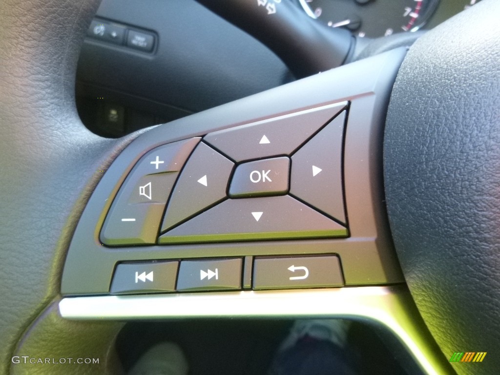 2018 Nissan Rogue S AWD Controls Photos