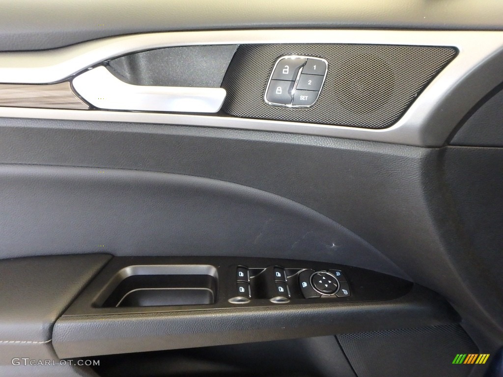 2018 Ford Fusion SE Ebony Door Panel Photo #124296633
