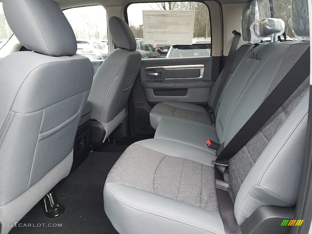 2018 1500 Big Horn Crew Cab 4x4 - Bright Silver Metallic / Black/Diesel Gray photo #6