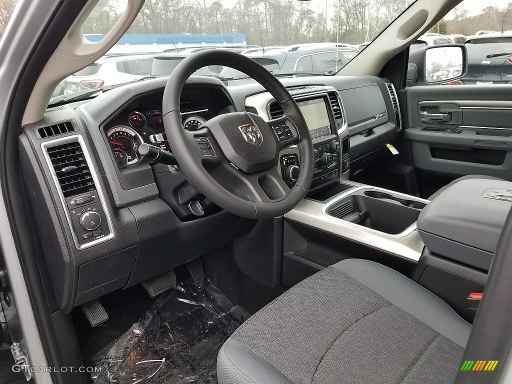 2018 1500 Big Horn Crew Cab 4x4 - Bright Silver Metallic / Black/Diesel Gray photo #7