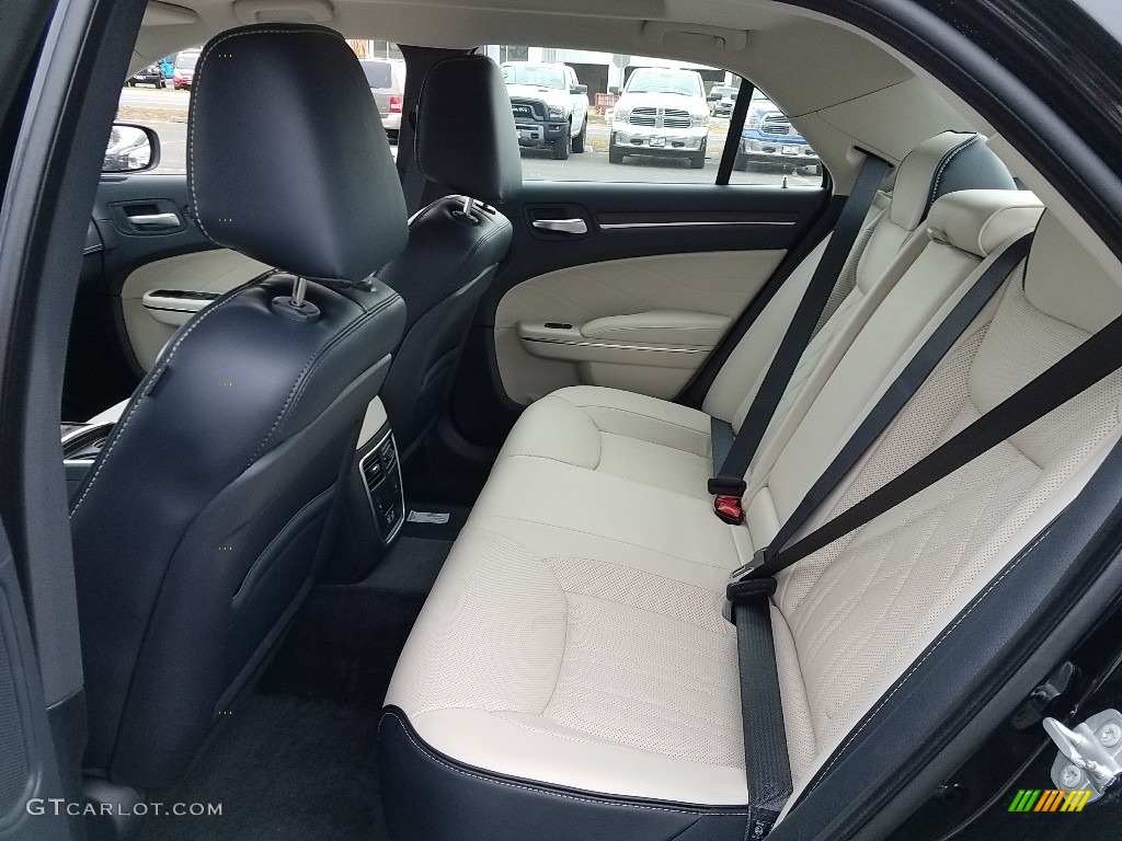 2018 Chrysler 300 C Rear Seat Photo #124315418