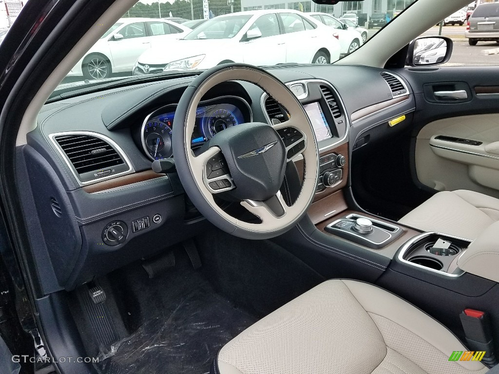 Indigo/Linen Interior 2018 Chrysler 300 C Photo #124315451
