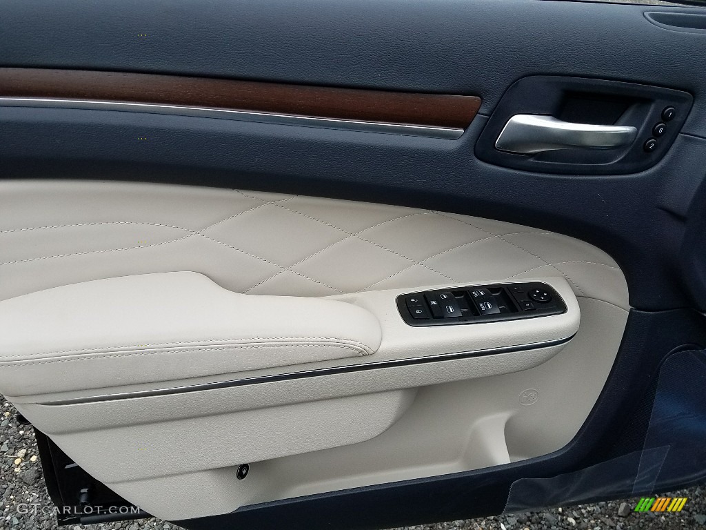 2018 Chrysler 300 C Indigo/Linen Door Panel Photo #124315487