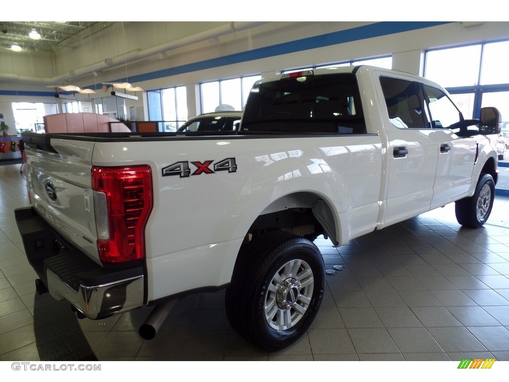 2017 F250 Super Duty XLT Crew Cab 4x4 - Oxford White / Medium Earth Gray photo #4