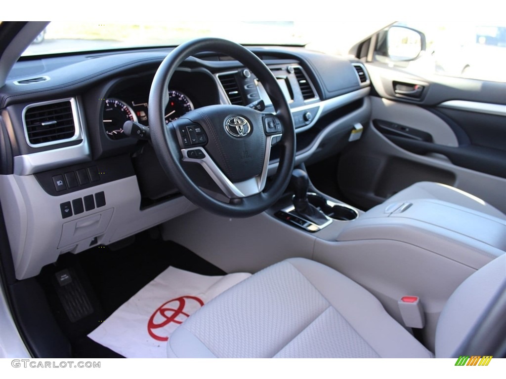 Ash Interior 2018 Toyota Highlander LE Photo #124344614