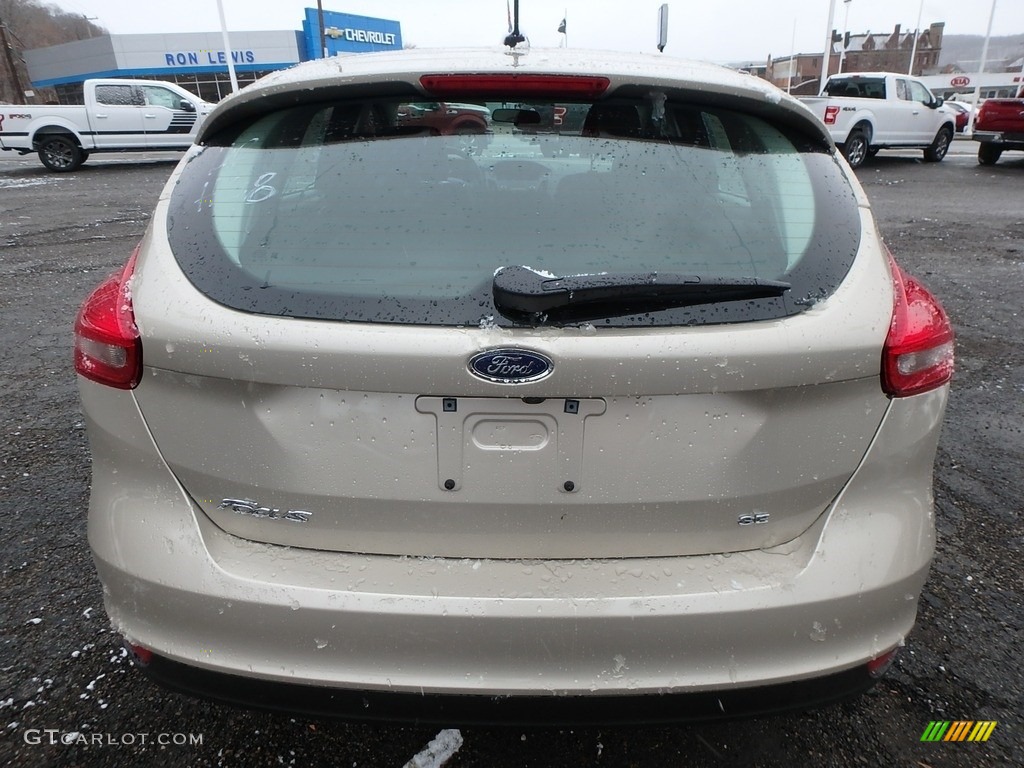 2018 Focus SE Hatch - White Gold / Charcoal Black photo #3