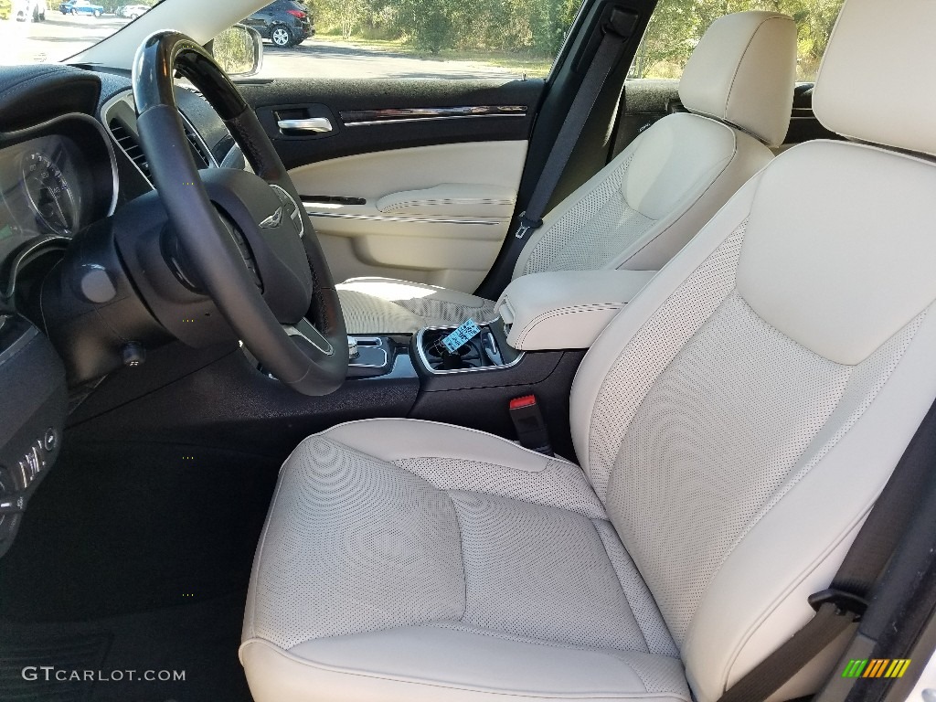 Black/Linen Interior 2017 Chrysler 300 C Photo #124377267