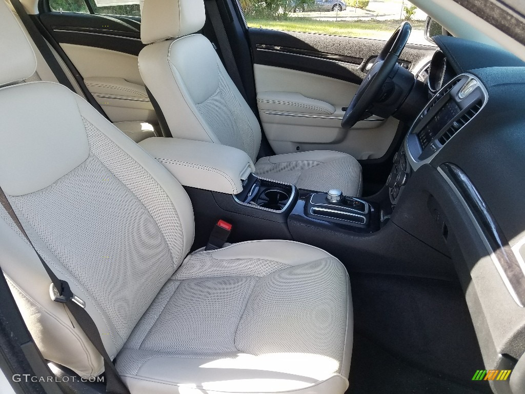 2017 Chrysler 300 C Front Seat Photos