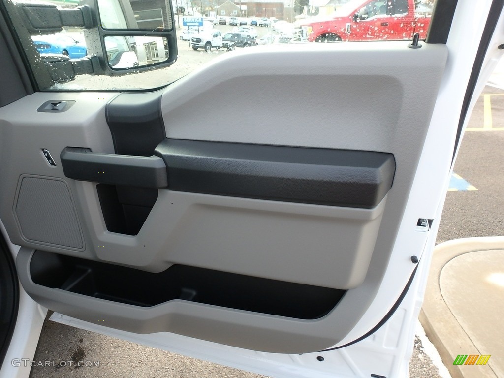 2018 Ford F250 Super Duty XL Regular Cab 4x4 Earth Gray Door Panel Photo #124389556