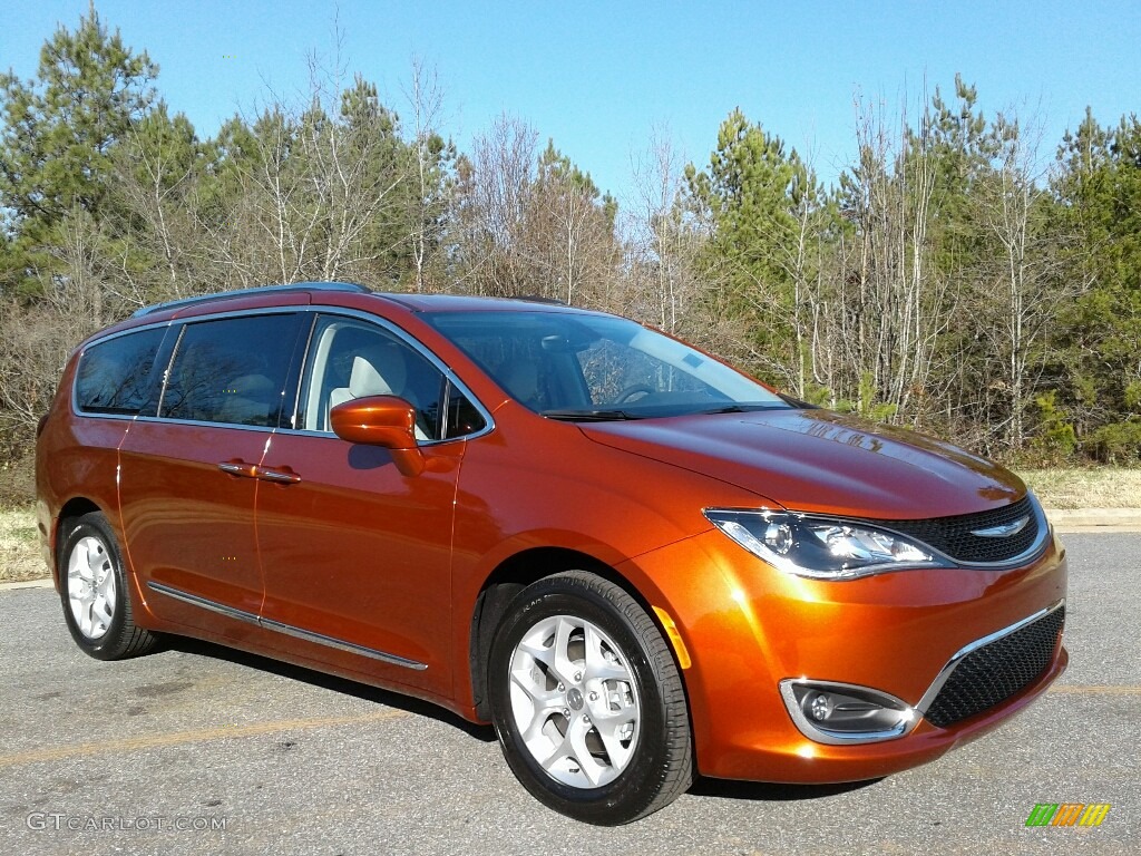 Copper Pearl 2018 Chrysler Pacifica Touring L Exterior Photo #124413011