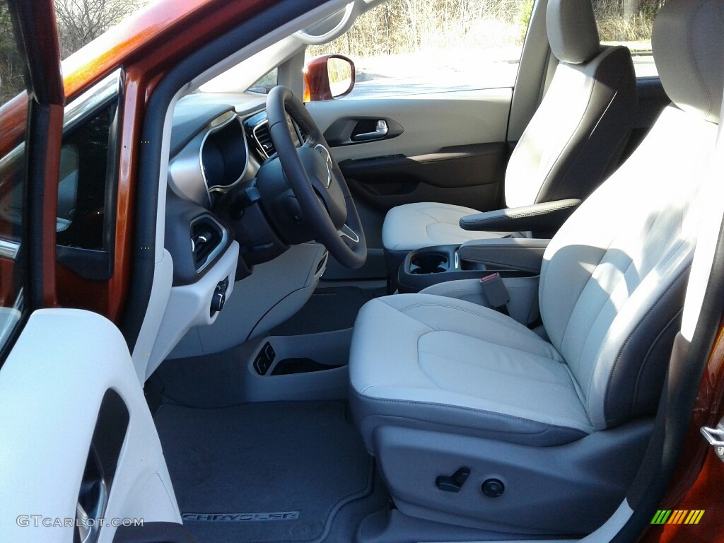 2018 Chrysler Pacifica Touring L Front Seat Photo #124413194